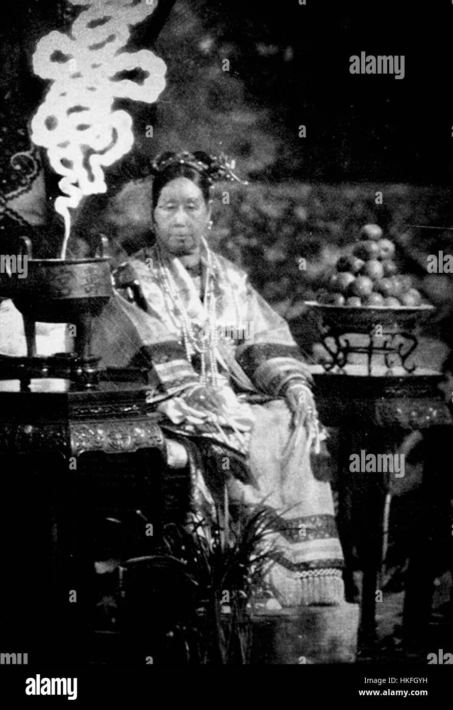 Un portrait de Cixi, l'impératrice douairière impériale de Chine sous la dynastie Qing, représenté sur son trône. Cette œuvre reflète son pouvoir et son statut de souveraine de facto à la fin de la période Qing. Banque D'Images
