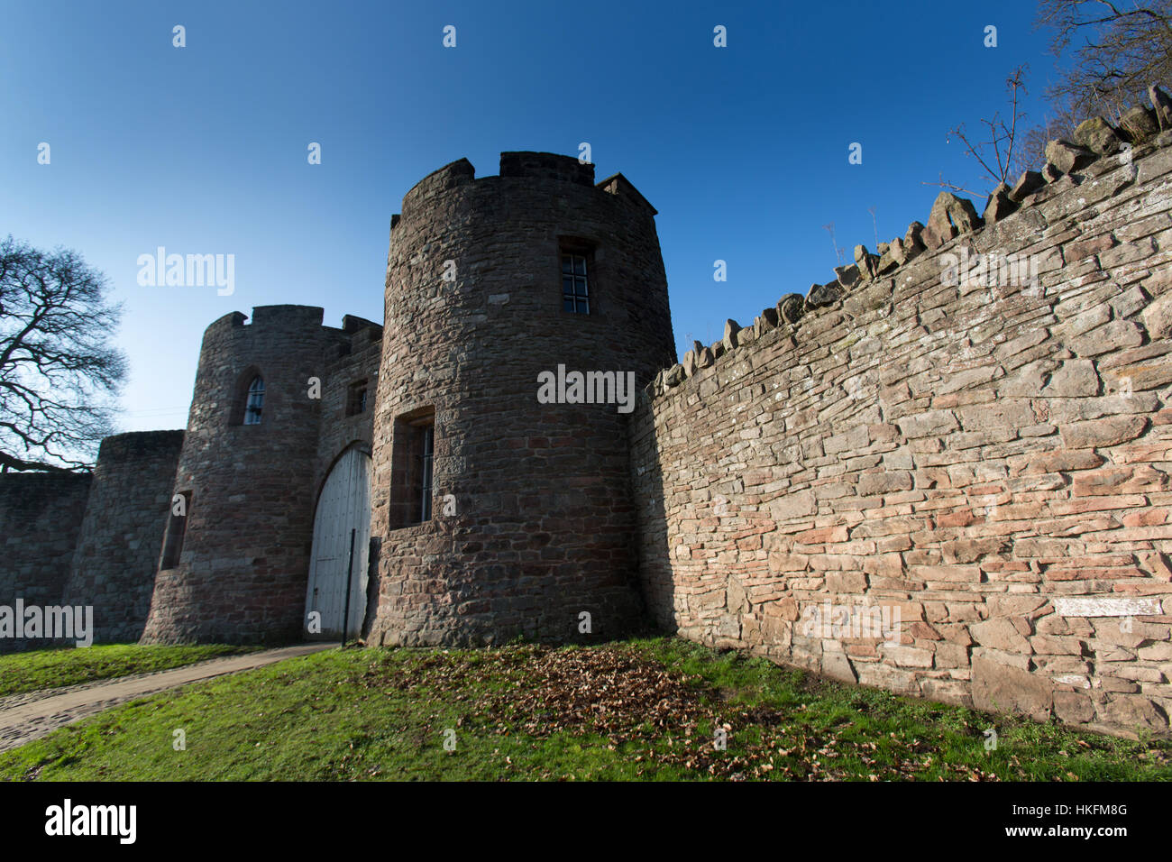 Cheshire, Angleterre. Vue pittoresque du château classé Grade II Beaston gatehouse. Banque D'Images