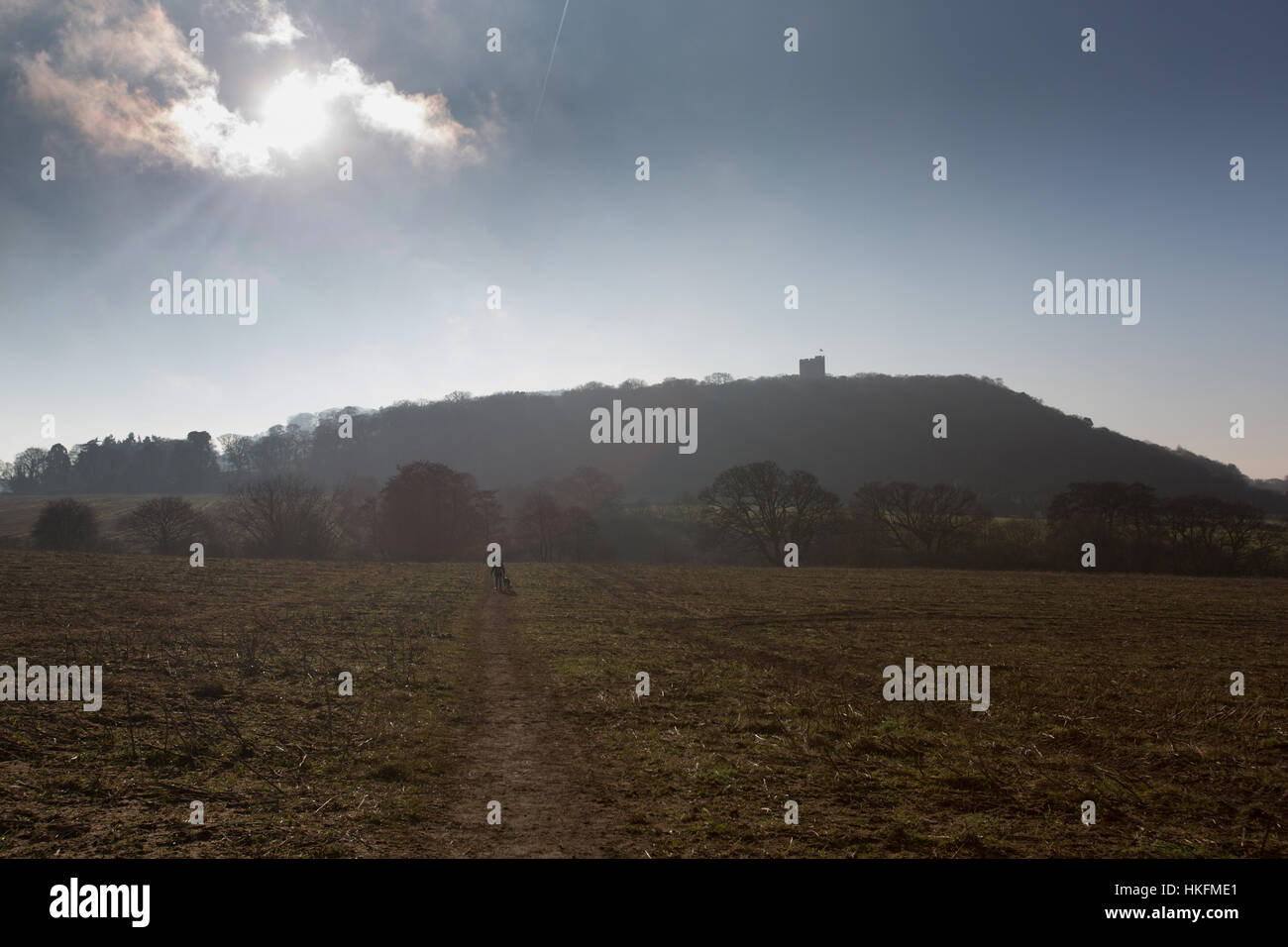 Sentier de grès, Cheshire, Angleterre. En silhouette sur le sentier de grès, avec Peckforton Castle dans l'arrière-plan. Banque D'Images