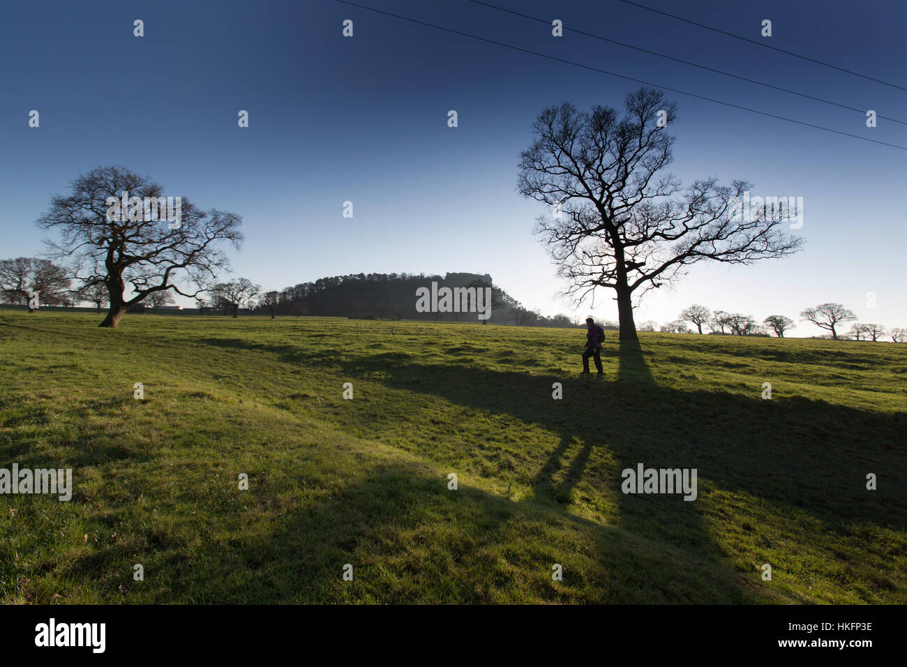 Sentier de grès, Cheshire, Angleterre. Une vue pittoresque de Walker sur la piste, avec le Château de Beeston dans l'arrière-plan. Banque D'Images