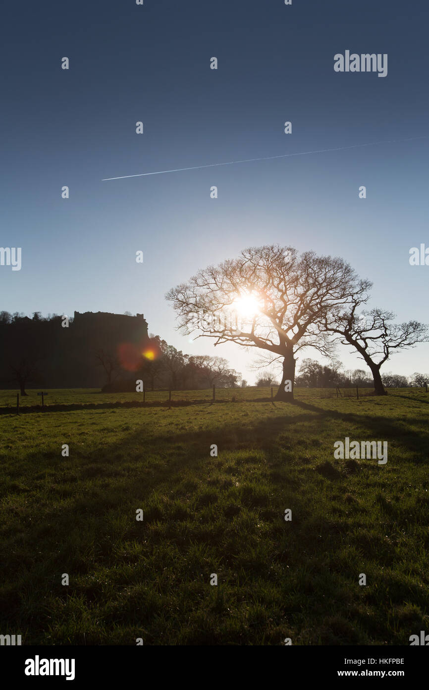 Sentier de grès, Cheshire, Angleterre. La silhouette pittoresque château Beeston vue vue depuis le sentier de grès. Banque D'Images