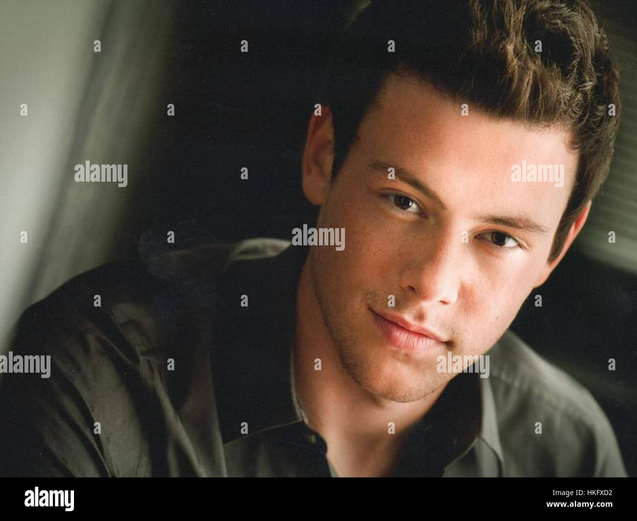 Cory Monteith, un acteur bien-aimé connu pour son rôle dans la série télévisée 'Glee', est représenté dans ce portrait. Son décès en 2013 a été pleuré par les fans du monde entier, laissant un héritage durable dans l'industrie du divertissement. Banque D'Images