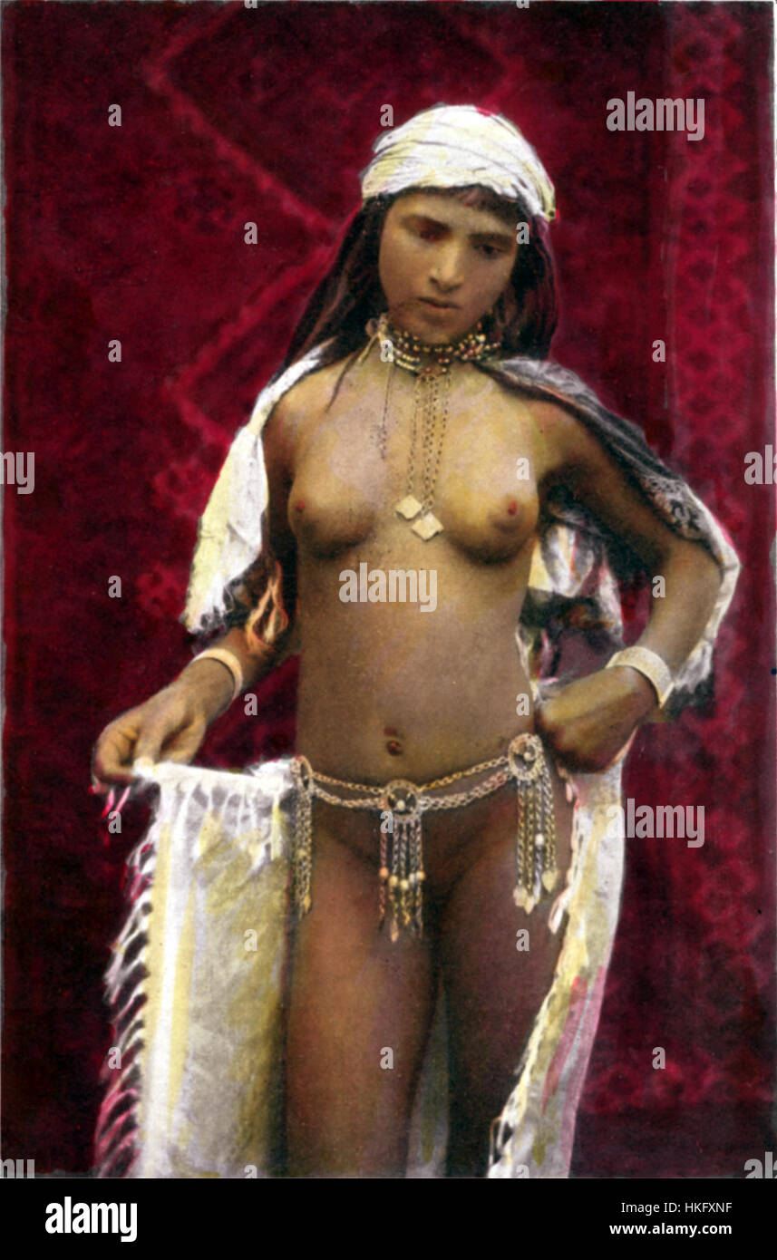 Cette œuvre présente un Bédouin de Tunis, mettant en valeur les traits distinctifs de la vie nomade nord-africaine. Le portrait met en lumière les vêtements traditionnels et les pratiques culturelles du peuple bédouin. Banque D'Images