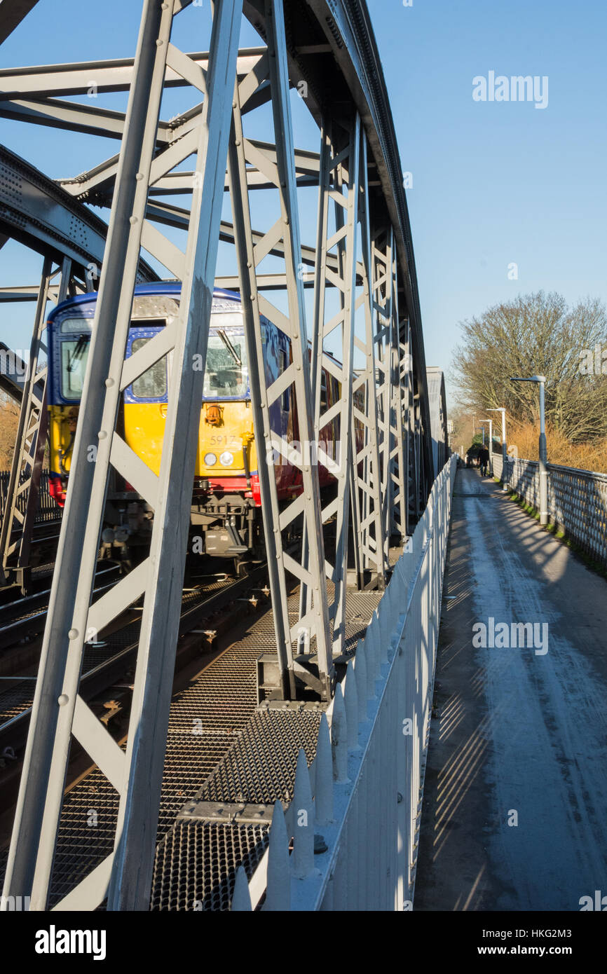Un train de voyageurs du Sud-Ouest traverse le pont Barnes à Londres, en Angleterre, au Royaume-Uni Banque D'Images