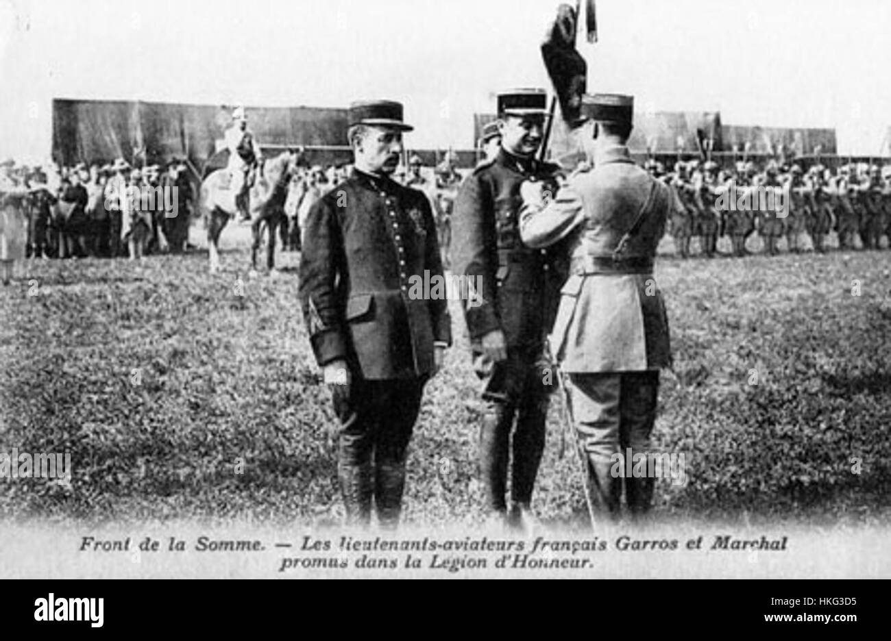 Le '026 Garros Deco' est une œuvre d'art vintage inspirée du design du début du XXe siècle. L'œuvre met en valeur les influences Art déco avec ses motifs géométriques, ses couleurs vibrantes et son accent sur l'esthétique moderne. Banque D'Images