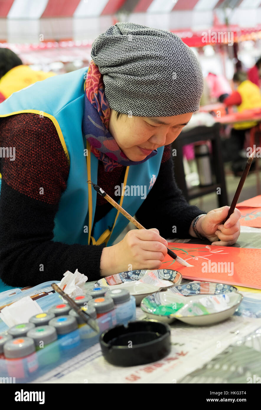 Peinture chinoise en préparation de la nouvelle année lunaire à Fuhe, Temple Yonghe, Taipei. Banque D'Images
