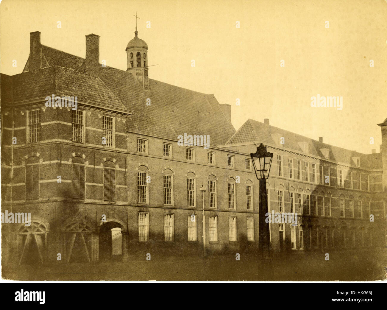 Cette peinture du XVIIe siècle montre le Binnenhof du côté nord, y compris la Hofkapel (chapelle de la Cour), un important bâtiment historique de la Haye. L'œuvre reflète l'architecture baroque hollandaise et l'importance des structures civiques et religieuses au cours de cette période. Banque D'Images