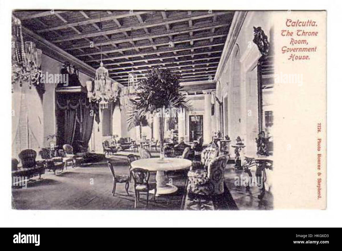 Cette image de carte postale, basée sur une photographie de Bourne et Shepherd, met en valeur la salle du trône de la résidence du gouverneur. Il capture le design opulent et la grandeur de l'espace, une caractéristique clé de l'architecture et de la gouvernance de l'époque coloniale. Banque D'Images