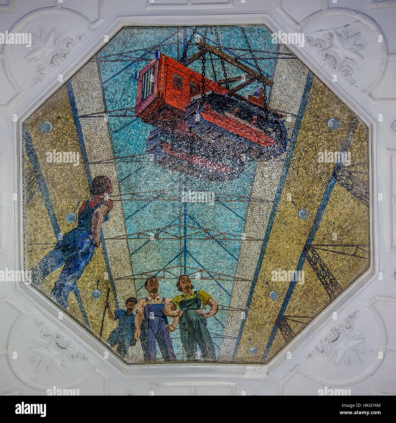 La station de métro Novokuznetskaya sur la ligne 2 du métro de Moscou présente des mosaïques complexes, créées par des artistes russes éminents. Ces mosaïques représentent divers thèmes d'ingénierie et honorent le rôle des ingénieurs dans l'histoire soviétique. Banque D'Images
