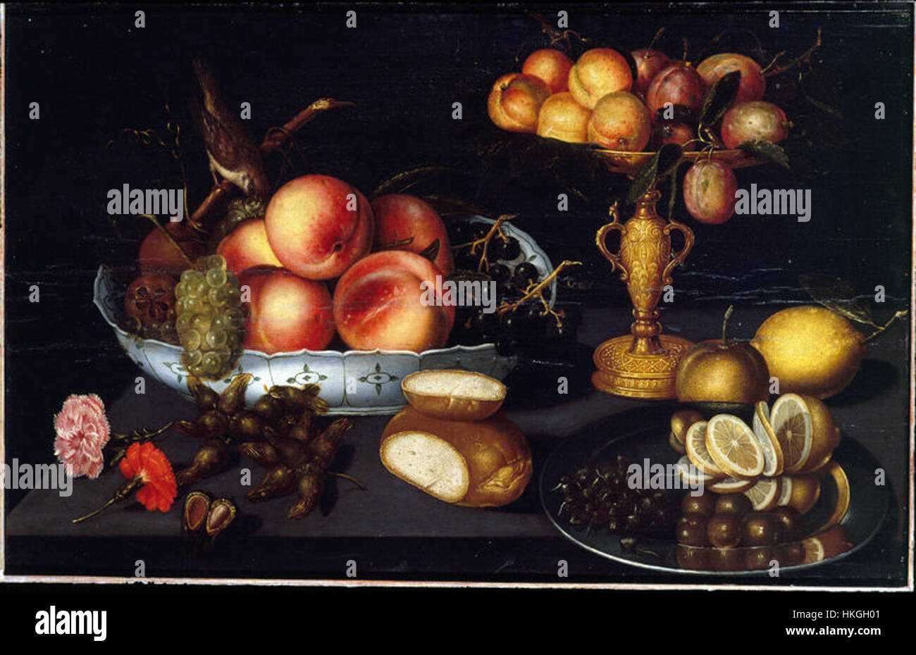 La peinture de natures mortes de Francesco Codino 'Natura Morta con Fruttiera e Alzatina di Prugne' dépeint un arrangement délicat de fruits, montrant sa maîtrise dans la capture des textures et de la lumière. Cette œuvre est conservée à l'Accademia Carrara à Bergame, illustrant les techniques classiques de natures mortes. Banque D'Images