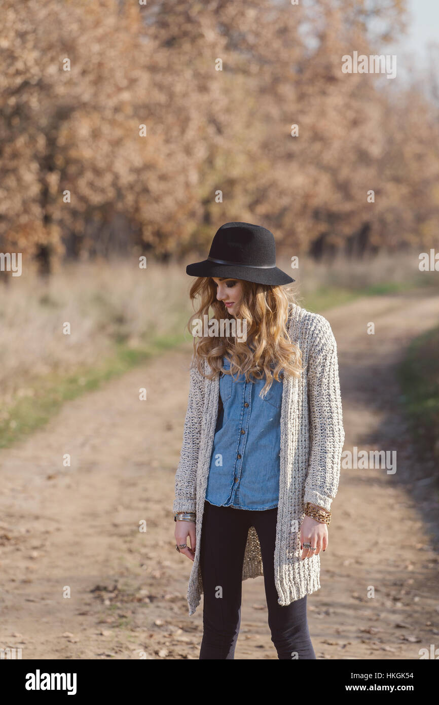 Portrait d'une jeune hippie femme portant un chapeau Banque D'Images