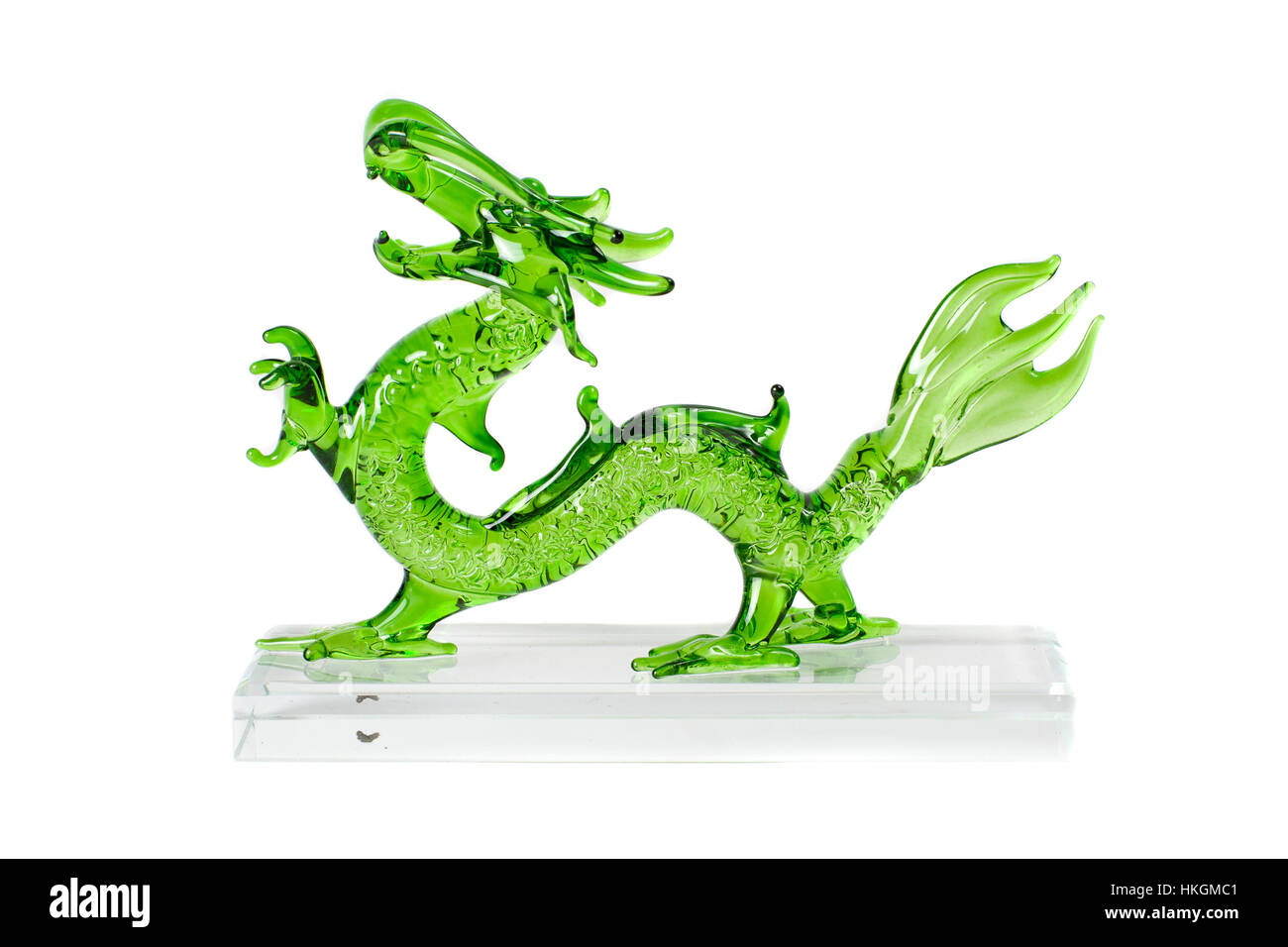 Dragon vert verre isolé sur fond blanc Photo Stock - Alamy