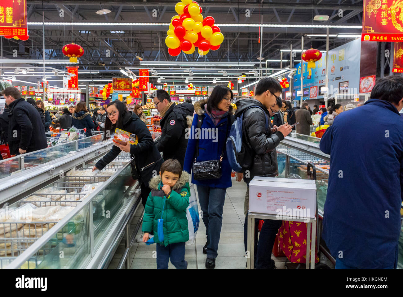 Paris, France, Français Chinois, famille Shopping Chinatown, Tang Freres supermarché asiatique, Inside Frozen Foods, Paris communauté chinoise, ethnique Banque D'Images