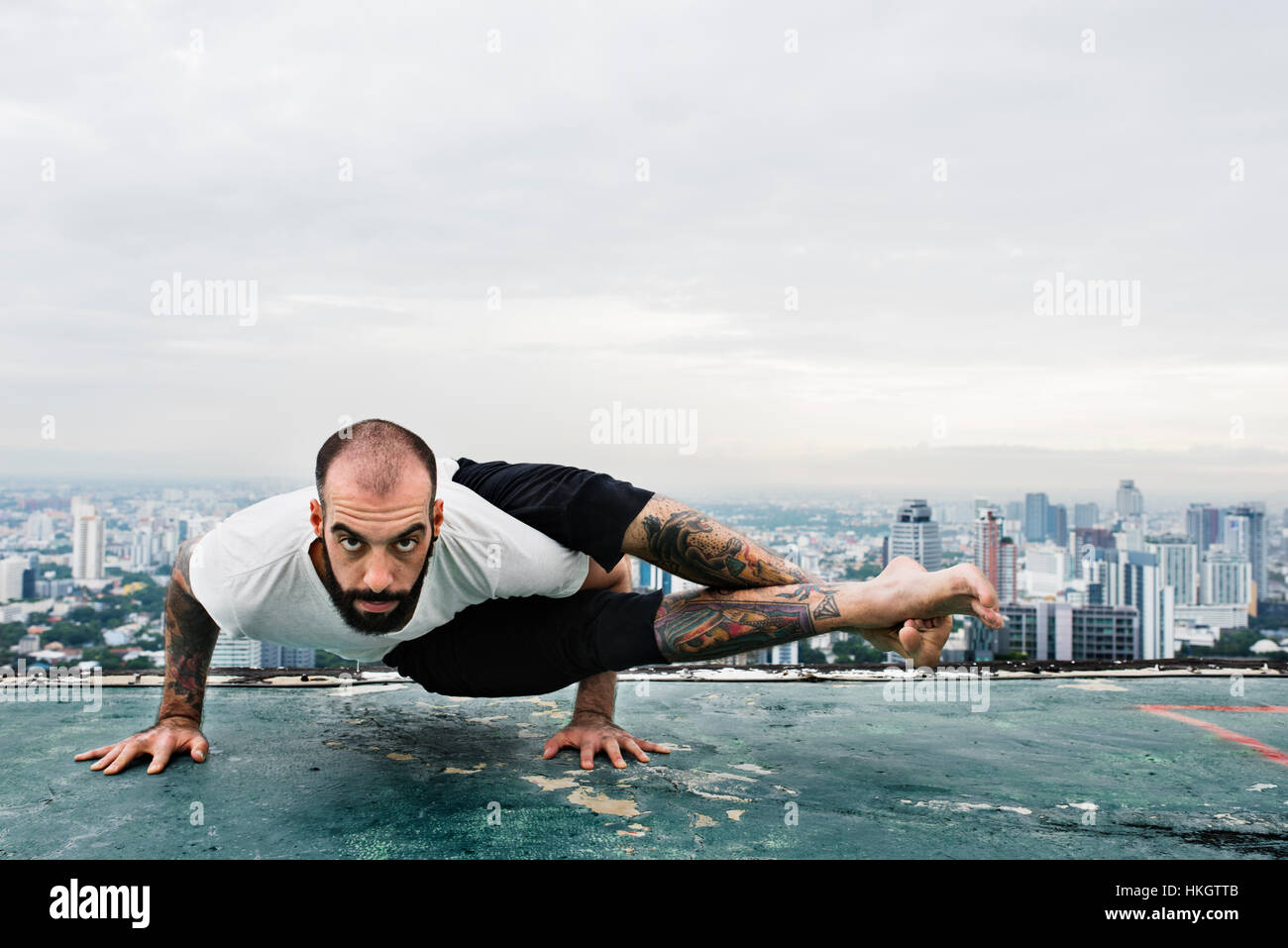 Pratiquer le Yoga Concept sur le toit de l'homme Banque D'Images