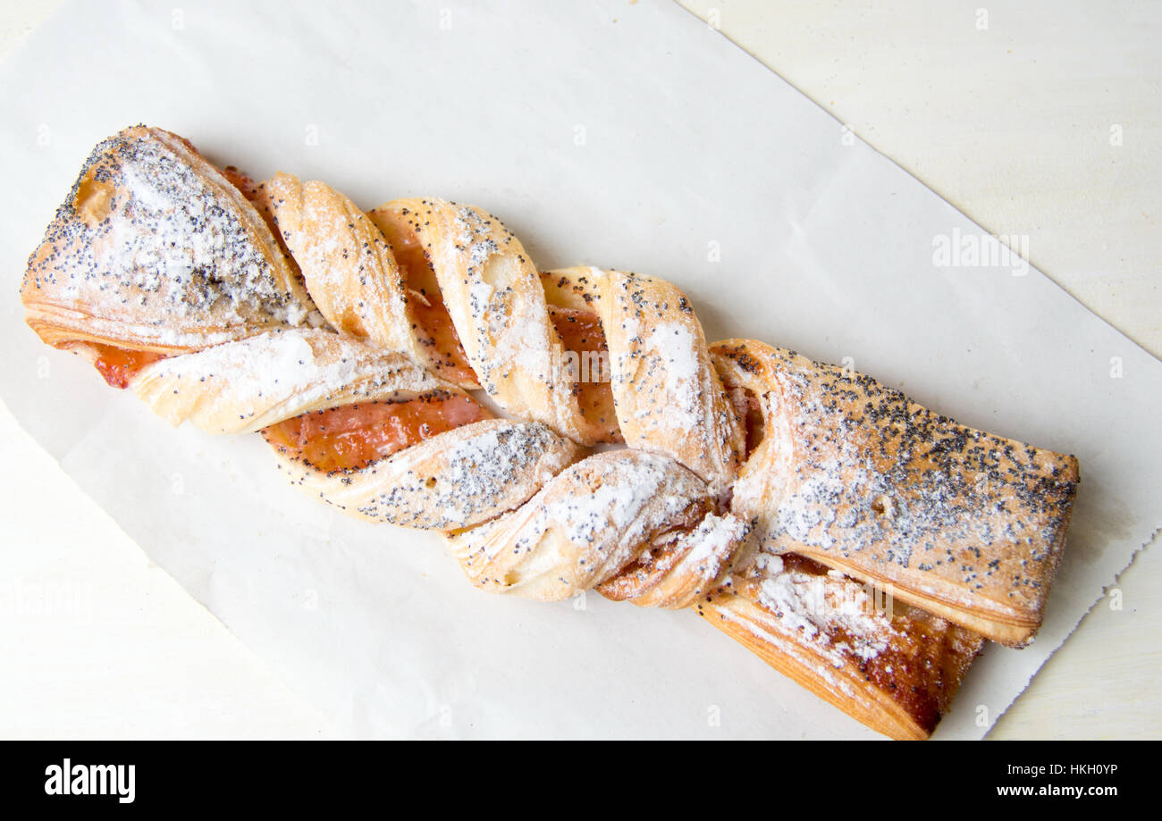 Pâte feuilletée sucrée tressée saupoudré de graines de pavot Banque D'Images