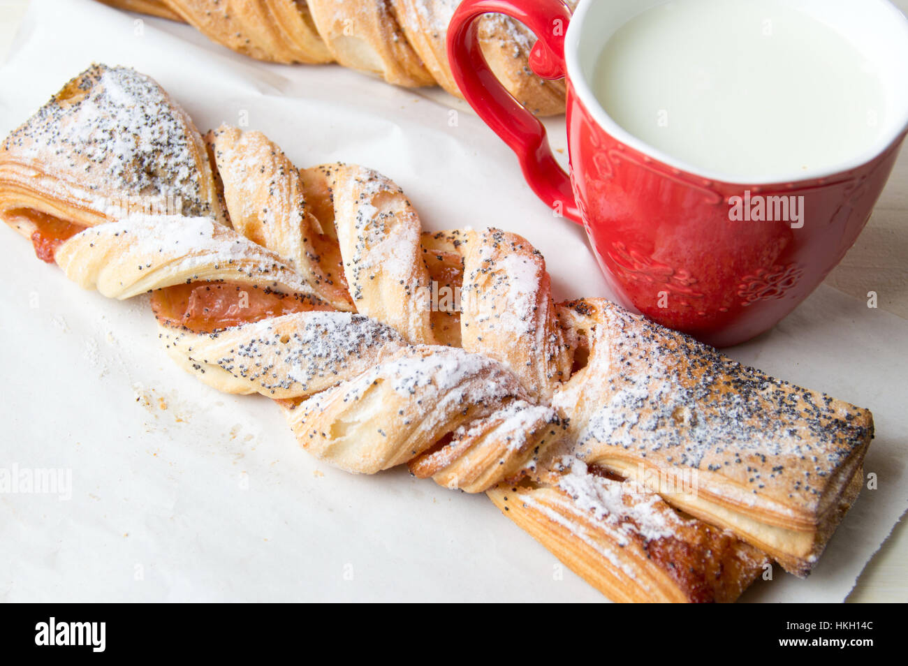 Pâte feuilletée sucrée tressée saupoudré de graines de pavot Banque D'Images