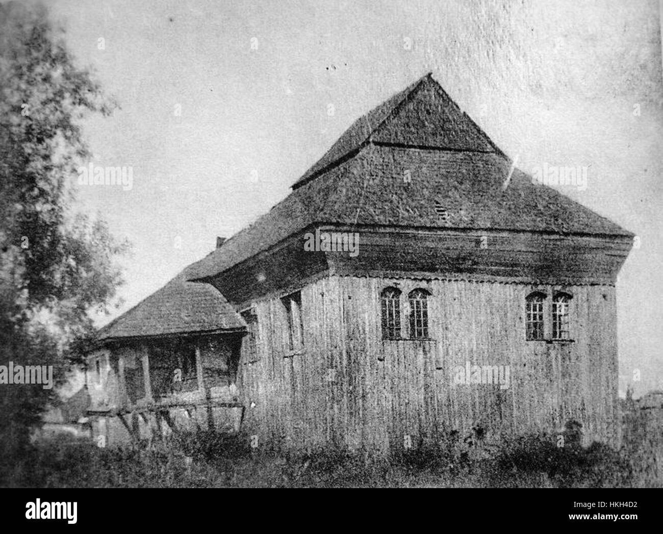 Une photographie historique de la Nouvelle synagogue en bois de Polonne, en Ukraine, un exemple notable de l'architecture juive d'Europe de l'est avant sa destruction. Banque D'Images