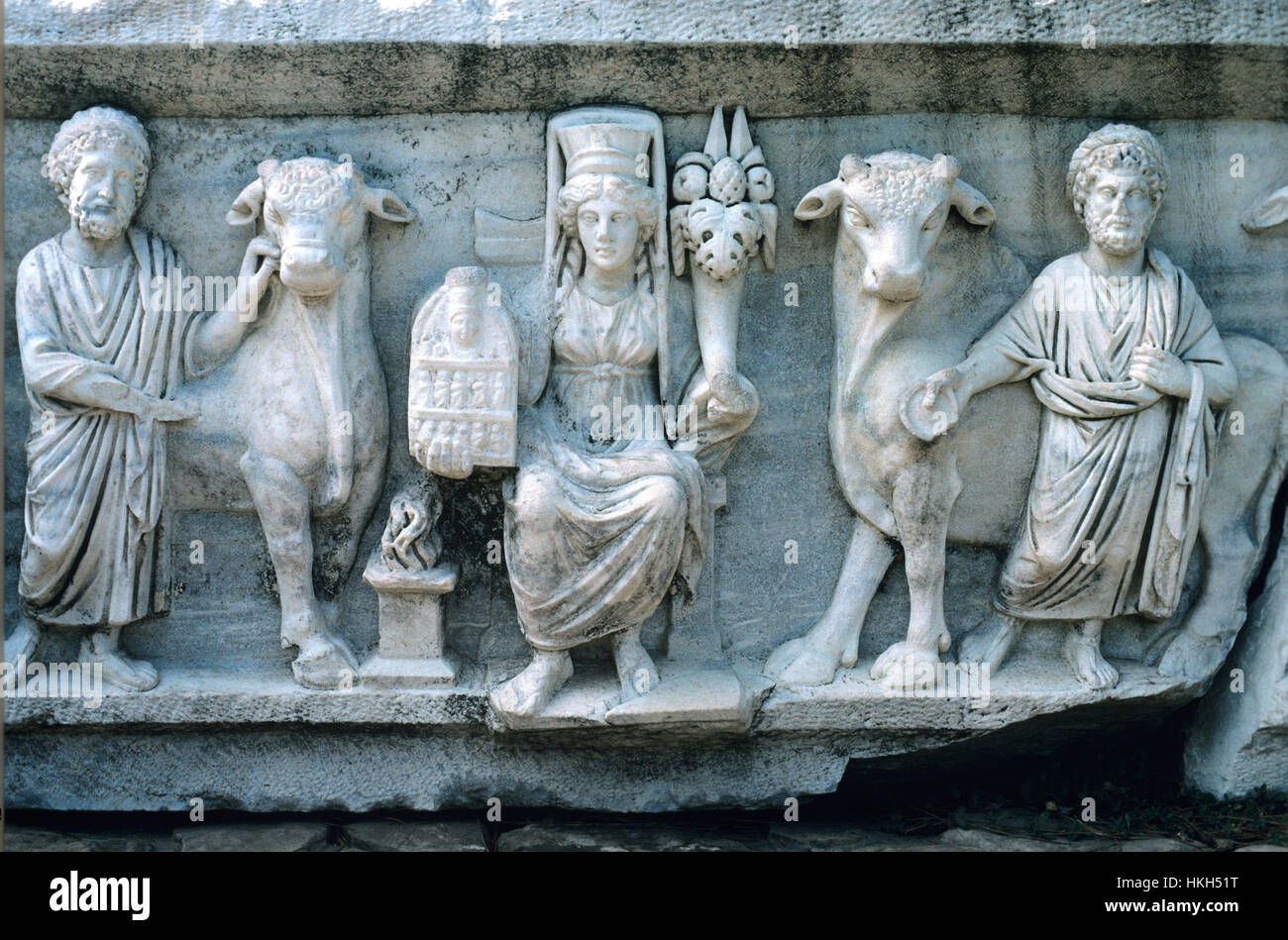 AD 2c gréco-romaine ou le Tombeau sarcophage montrant scène d'Artémis (au centre) tenant une corne d'abondance (dans sa main gauche) et un rituel Statue (dans sa main droite), Artemis est flanquée de deux prêtres menant deux taureaux pour un sacrifice rituel Bull. Le sacrifice rituel avait lieu tous les ans au Temple d'Artémis à Pergaea Perga ou Pergé, Turquie. Banque D'Images