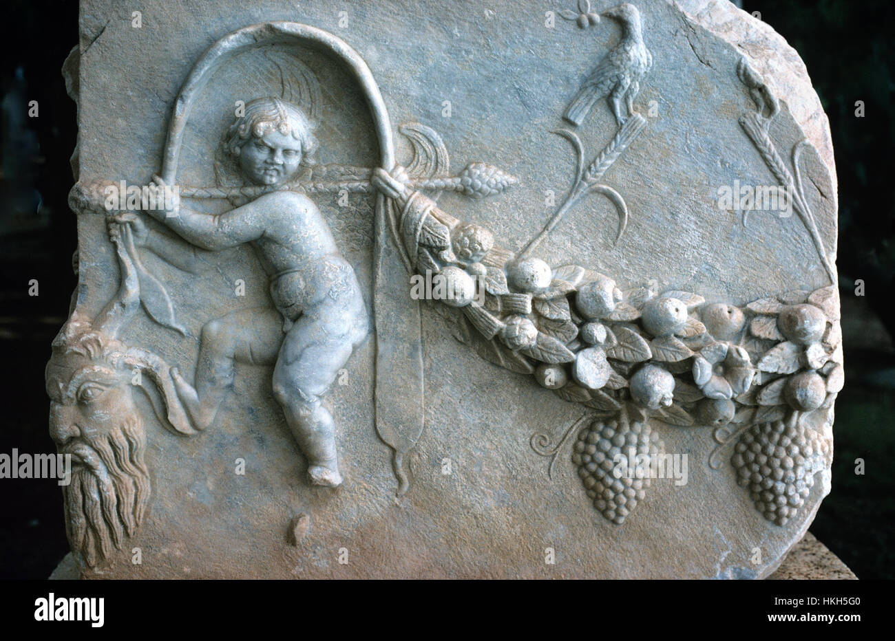 Eros Sculpture avec guirlande de fleurs et fruits de sarcophage en marbre sculpté ou tombeau de Perge Perge Turquie ou Banque D'Images