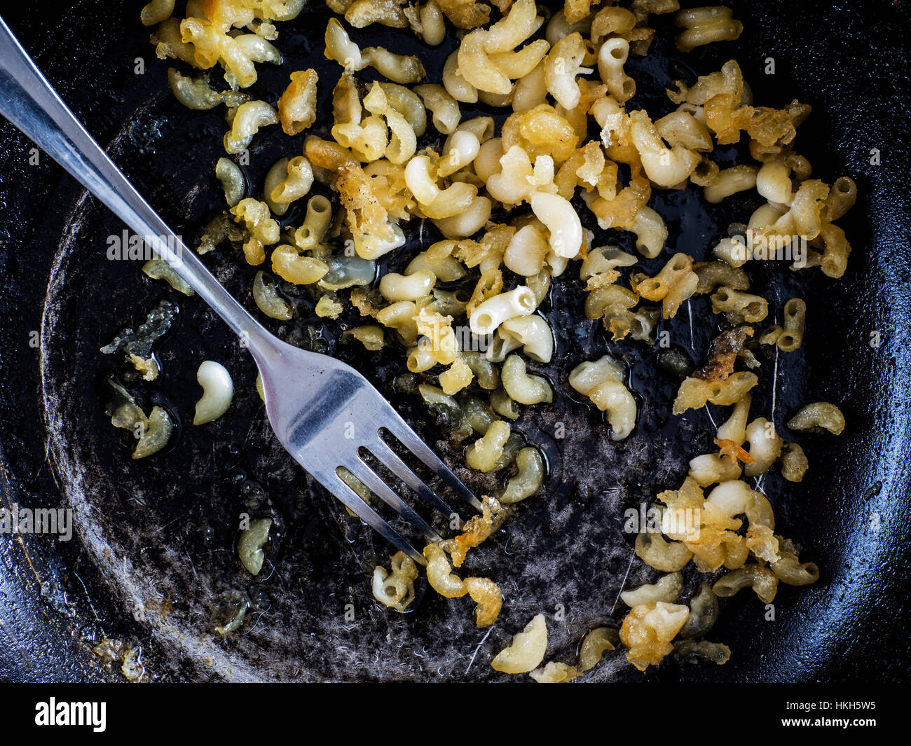 Les aliments gâtés : les pâtes sèches dans une casserole Banque D'Images