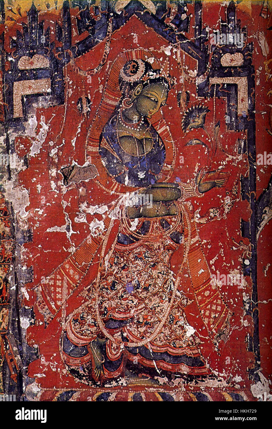 La statue de Green Tara à Sumtsek Hall dans le monastère d'Alci, au Ladakh, représente une figure bouddhiste vénérée de compassion. Datant du XIe siècle, cette sculpture est un exemple important de l'art bouddhiste tibétain, reflétant à la fois la signification spirituelle et l'artisanat artistique. Banque D'Images