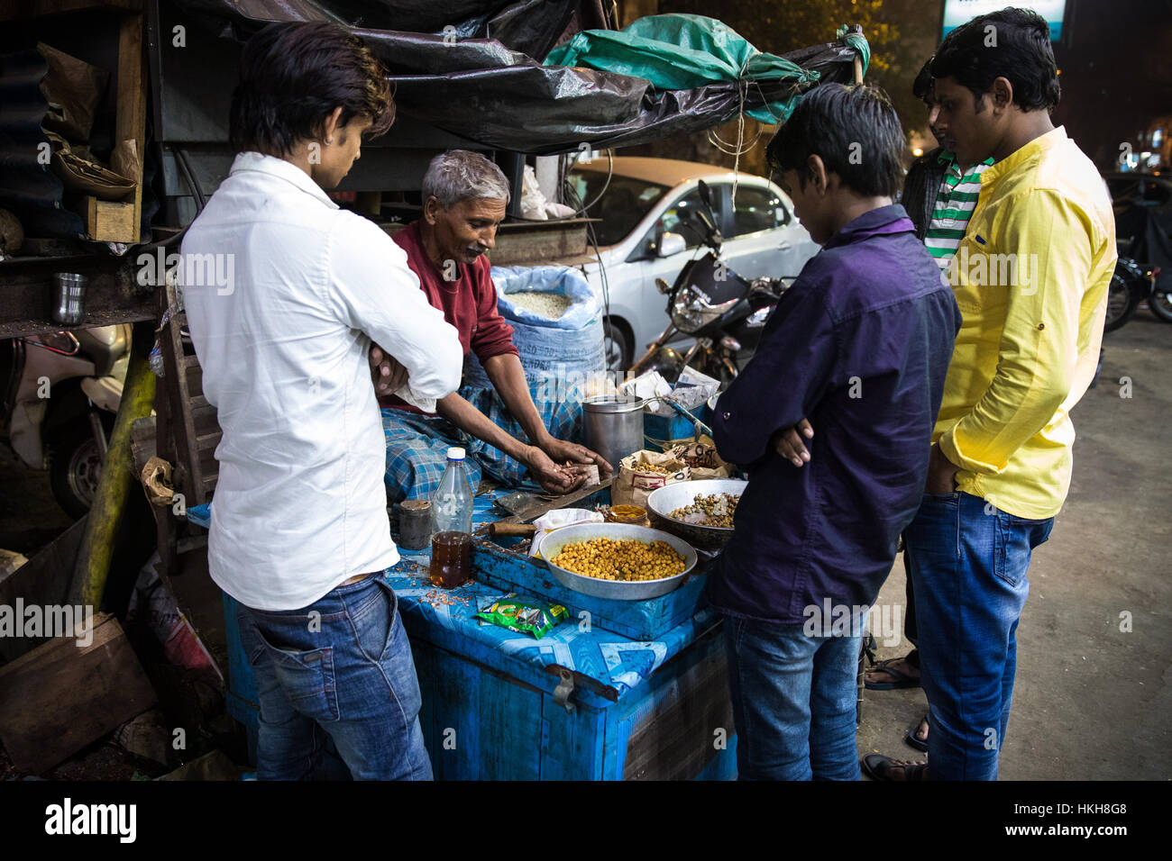 Un homme vend des noix à Kolkata (Calcutta), West Bengal, India. Banque D'Images
