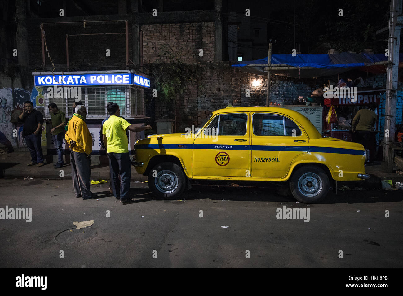 Un taxi jaune Hindustan Ambassador sur Sudder Street à Kolkata (Calcutta), West Bengal, India. Banque D'Images