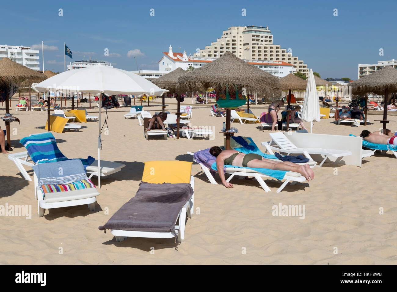 Les baigneurs et les hôtels sur plage, Monte Gordo, Algarve, Portugal, Europe Banque D'Images