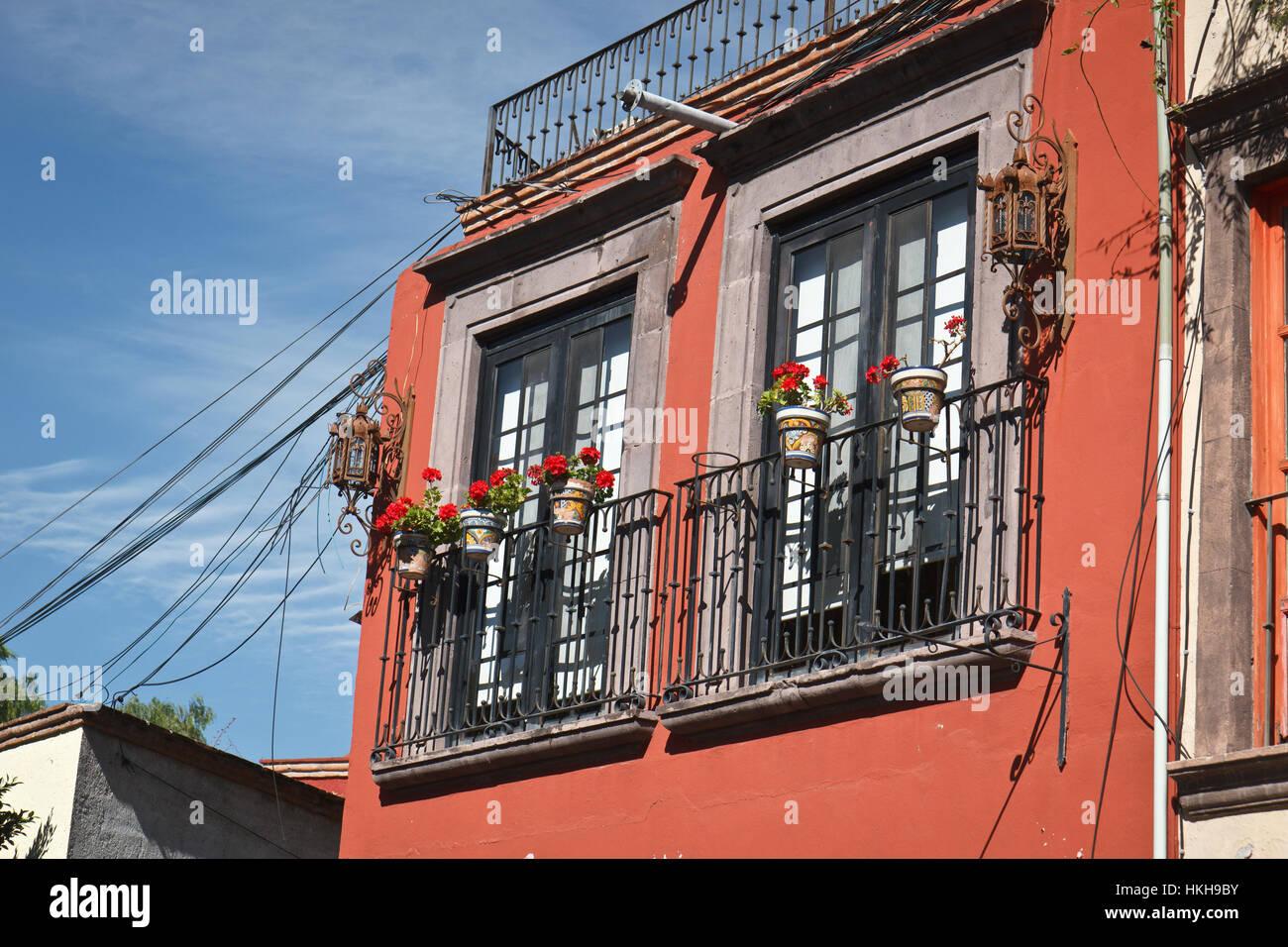 Les fleurs rouges par les fenêtres, San Miguel de Allende, Mexique Banque D'Images