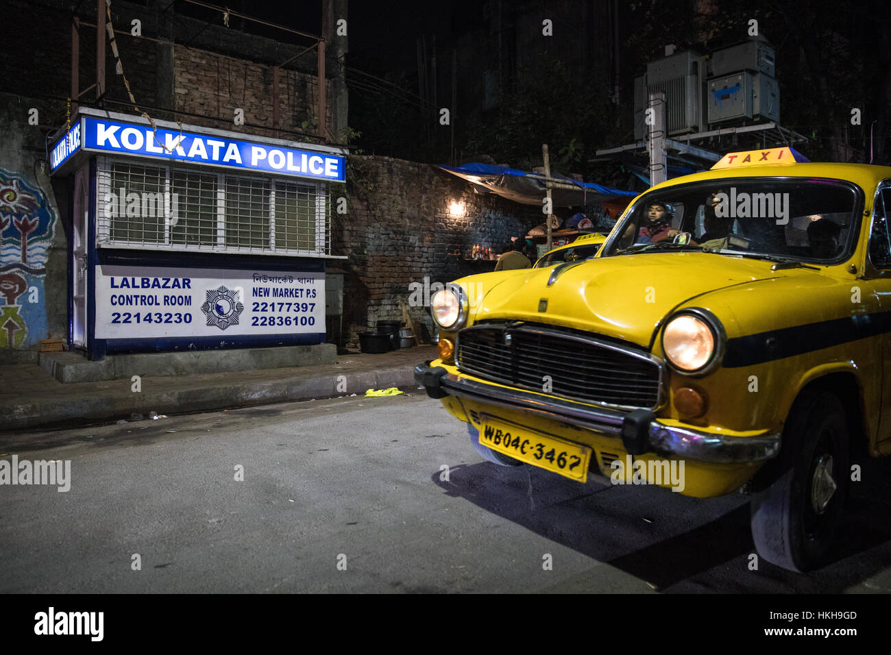 Un taxi jaune Hindustan Ambassador sur Sudder Street à Kolkata (Calcutta), West Bengal, India. Banque D'Images