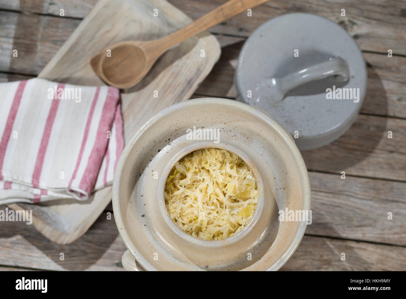 La choucroute, dans un Gärtopf Sauerkohl wird selbst cialis durch Milchsäuregärung von Weißkohl und Weißwein, Weinsauerkraut, Weinkraut, choucroute Banque D'Images
