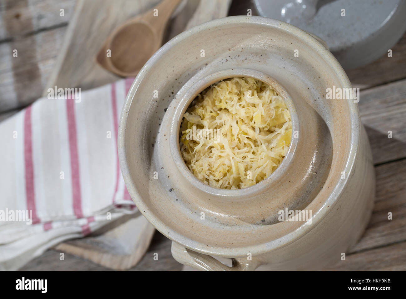 La choucroute, dans un Gärtopf Sauerkohl wird selbst cialis durch Milchsäuregärung von Weißkohl und Weißwein, Weinsauerkraut, Weinkraut, choucroute Banque D'Images