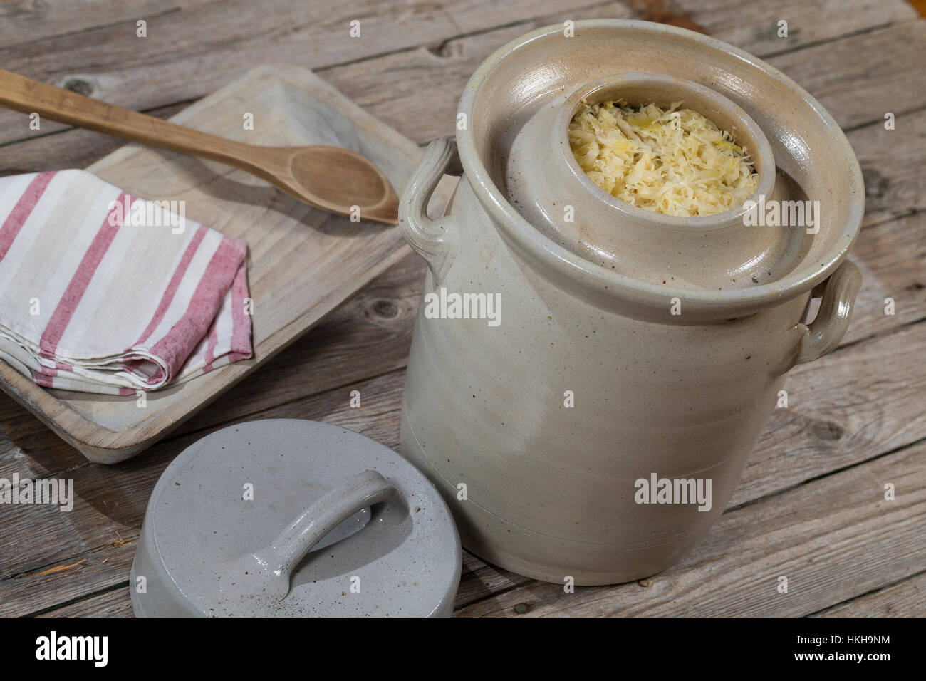 La choucroute, dans un Gärtopf Sauerkohl wird selbst cialis durch Milchsäuregärung von Weißkohl und Weißwein, Weinsauerkraut, Weinkraut, choucroute Banque D'Images