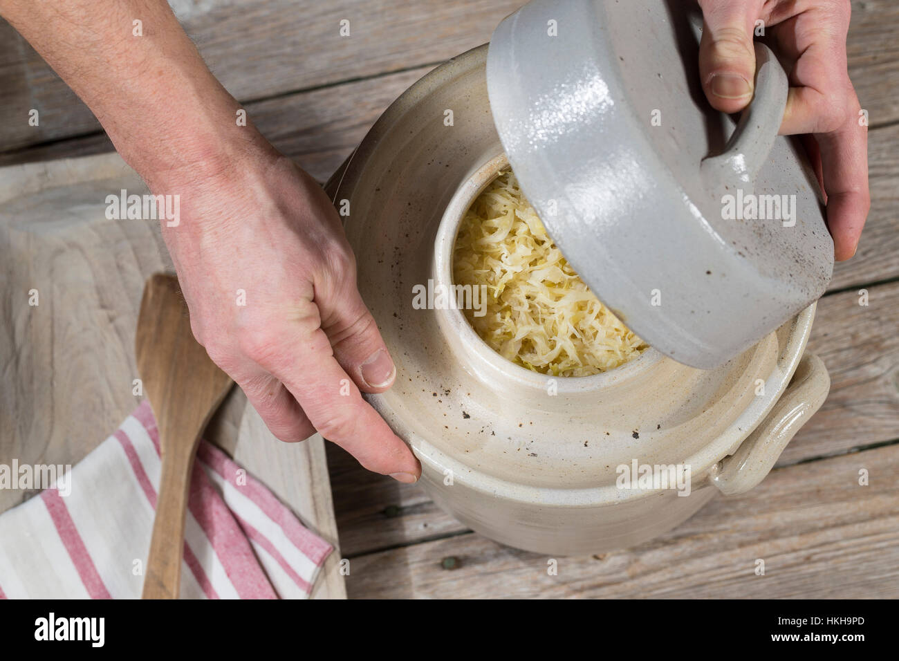 La choucroute, dans un Gärtopf Sauerkohl wird selbst cialis durch Milchsäuregärung von Weißkohl und Weißwein, Weinsauerkraut, Weinkraut, choucroute Banque D'Images