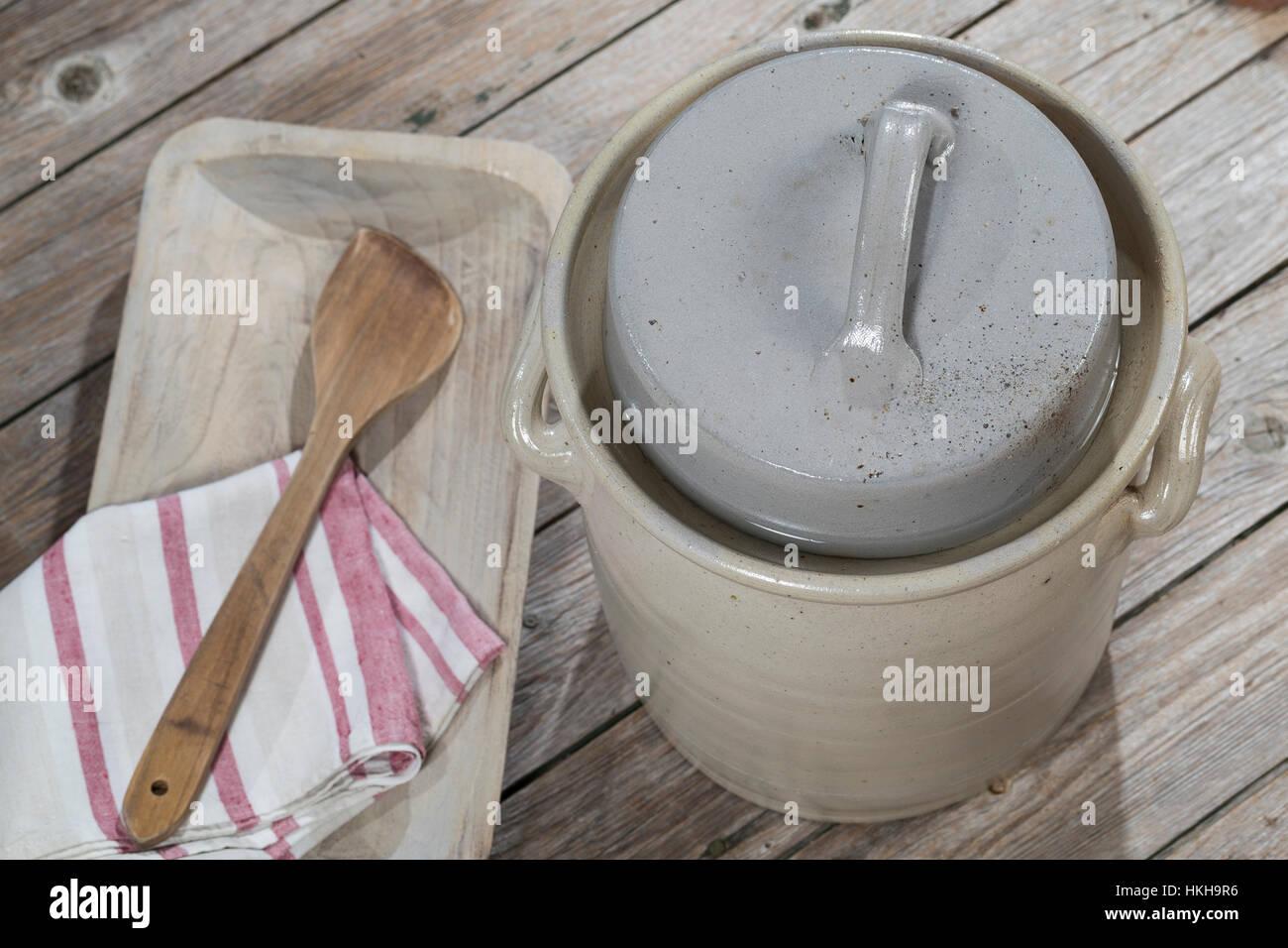 La choucroute, dans un Gärtopf Sauerkohl wird selbst cialis durch Milchsäuregärung von Weißkohl und Weißwein, Weinsauerkraut, Weinkraut, choucroute Banque D'Images