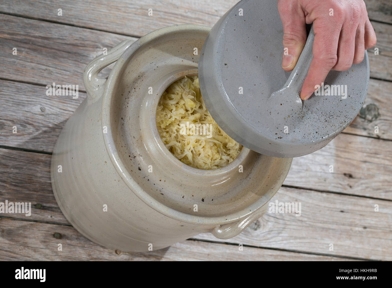 La choucroute, dans un Gärtopf Sauerkohl wird selbst cialis durch Milchsäuregärung von Weißkohl und Weißwein, Weinsauerkraut, Weinkraut, choucroute Banque D'Images