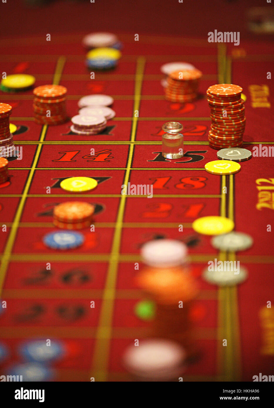 Table rouge dans le casino avec des frites que des stocks Banque D'Images