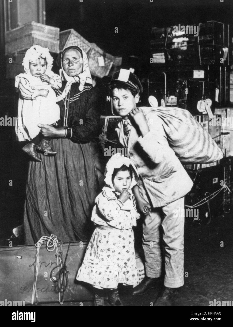 ELLIS ISLAND les réfugiés en attente de traitement en 1905 Banque D'Images