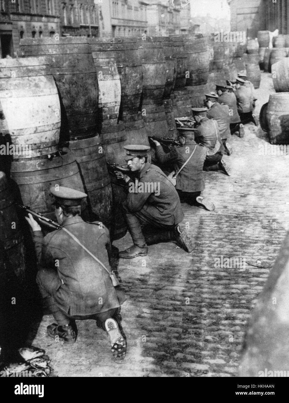 Insurrection de Pâques avril 1916. Soldats britanniques derrière une barricade dans ce qui semble être un marché aux poissons - voir en bas à gauche. Banque D'Images
