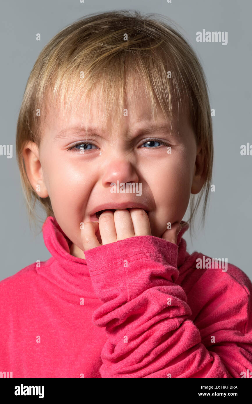 Enfant qui pleure Banque de photographies et d’images à haute ...