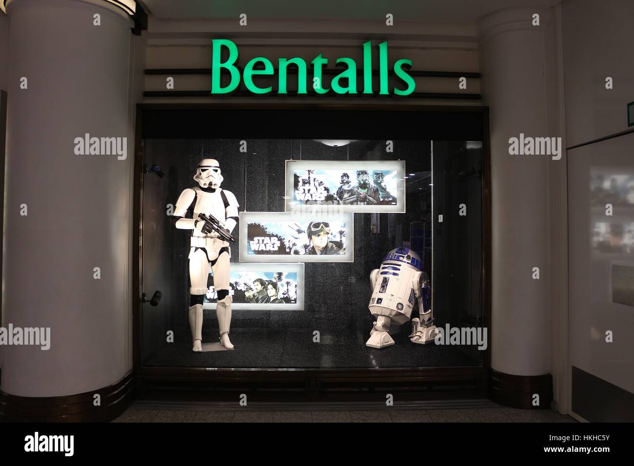 Afficher la fenêtre de Star Wars à Bentalls centre commercial, Kingston-upon-Thames, London. Décembre 2016 Banque D'Images