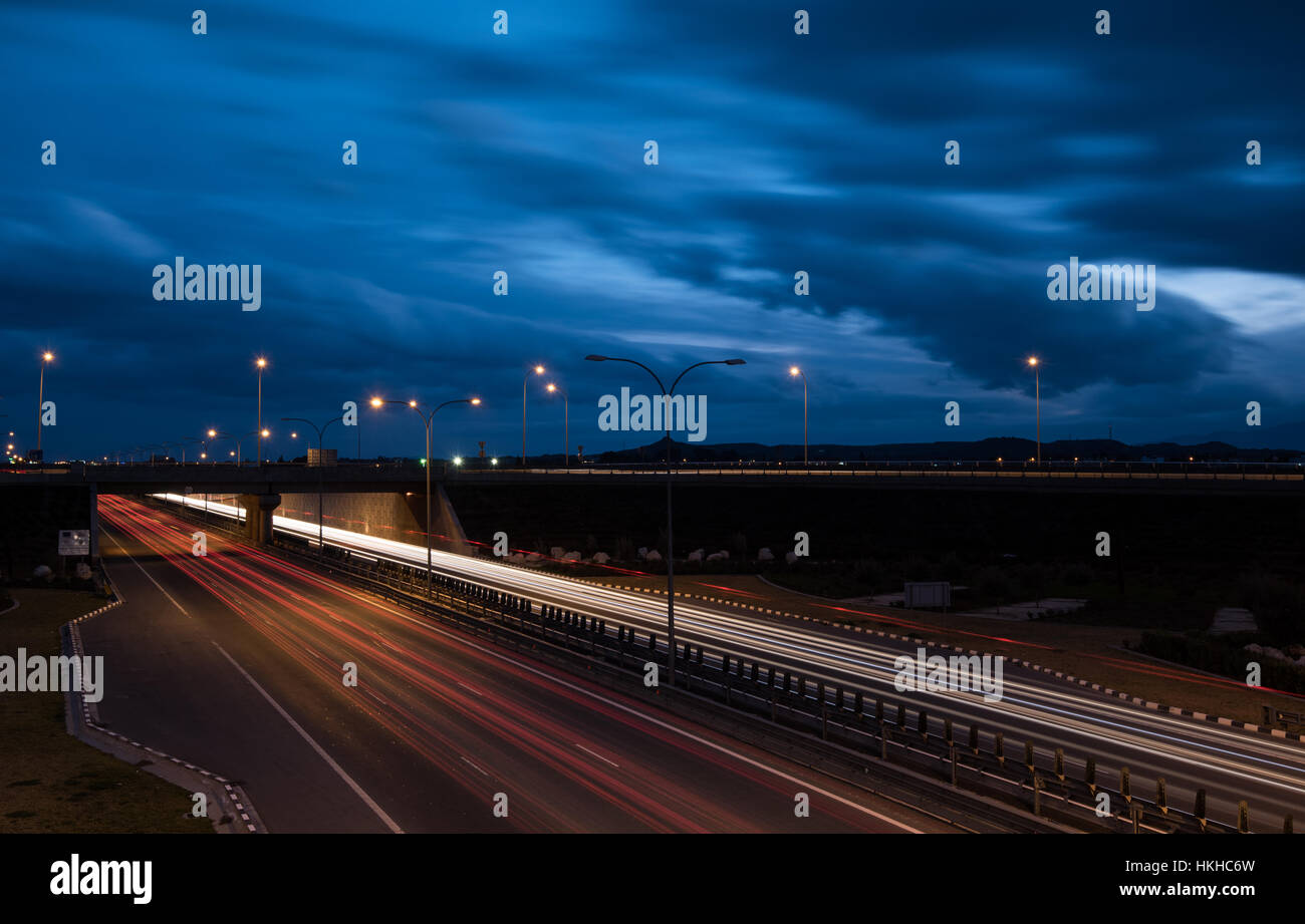 Les sentiers de la lumière des voitures se déplaçant rapidement tard dans la soirée. Notion de vitesse élevée Banque D'Images