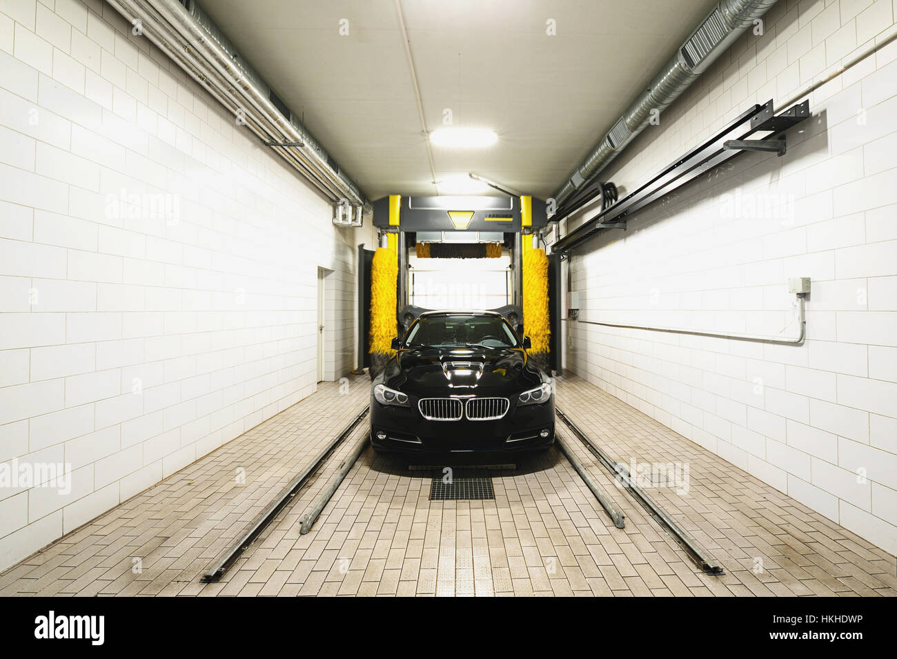 Voiture propre noir en blanc tunnel de lavage station Banque D'Images