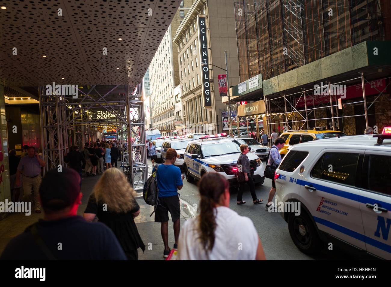 Au cours d'une vie noir Question manifestation à New York Times Square à la suite des coups de décès de Alton Sterling et Philando Castille, les touristes passent devant une longue ligne de New York Police Department (NYPD) véhicules sur 46th Street, New York City, New York, 7 juillet 2016. Banque D'Images