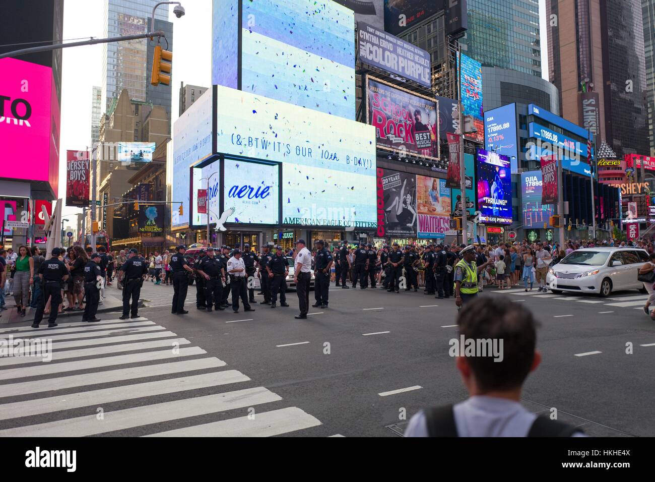 Au cours d'une vie noir Question manifestation à New York Times Square à la suite des coups de décès de Alton Sterling et Philando Castille, Département de la Police de New York (NYPD) police antiémeutes muster offre à l'intersection de 46th Street et Broadway, New York City, New York, 7 juillet 2016. Banque D'Images
