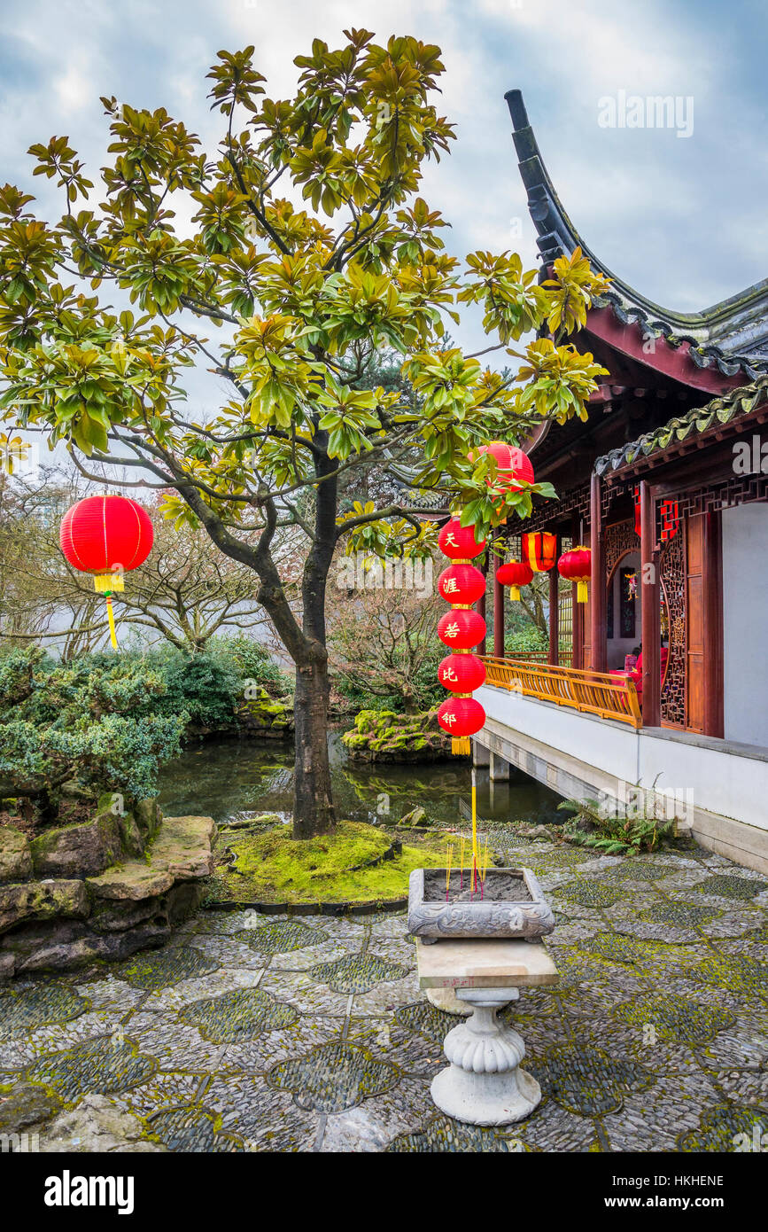 Offrande de l'encens, le Dr Sun Yat Sen Jardin, célébration du Nouvel An Chinois, Vancouver, British Columbia, Canada Banque D'Images