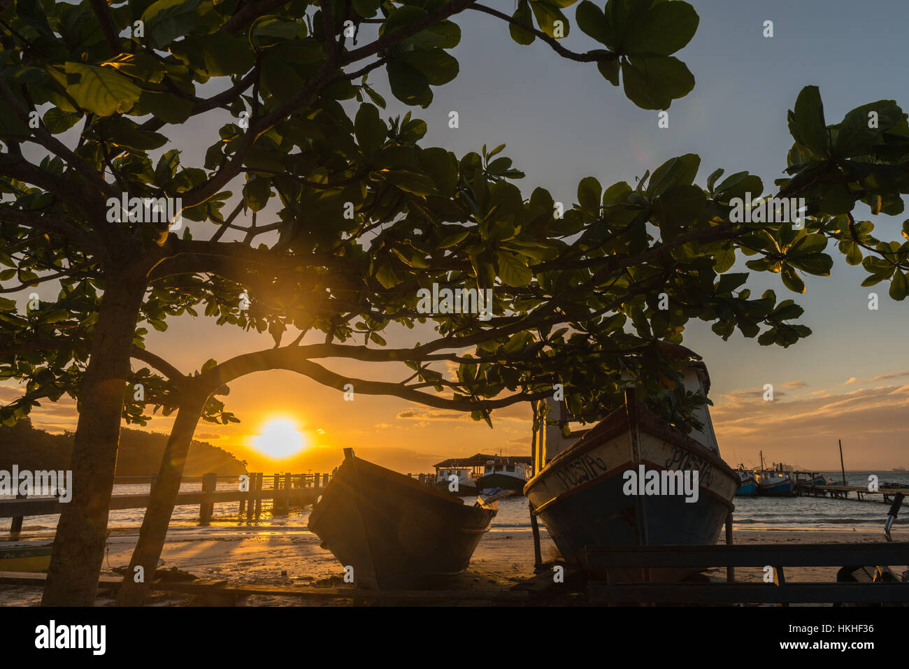 Coucher du soleil à la plage du village Encantadas, Ilha do Mel, l'île de miel, l'État du Paraná, Brésil, Amérique du Sud Banque D'Images