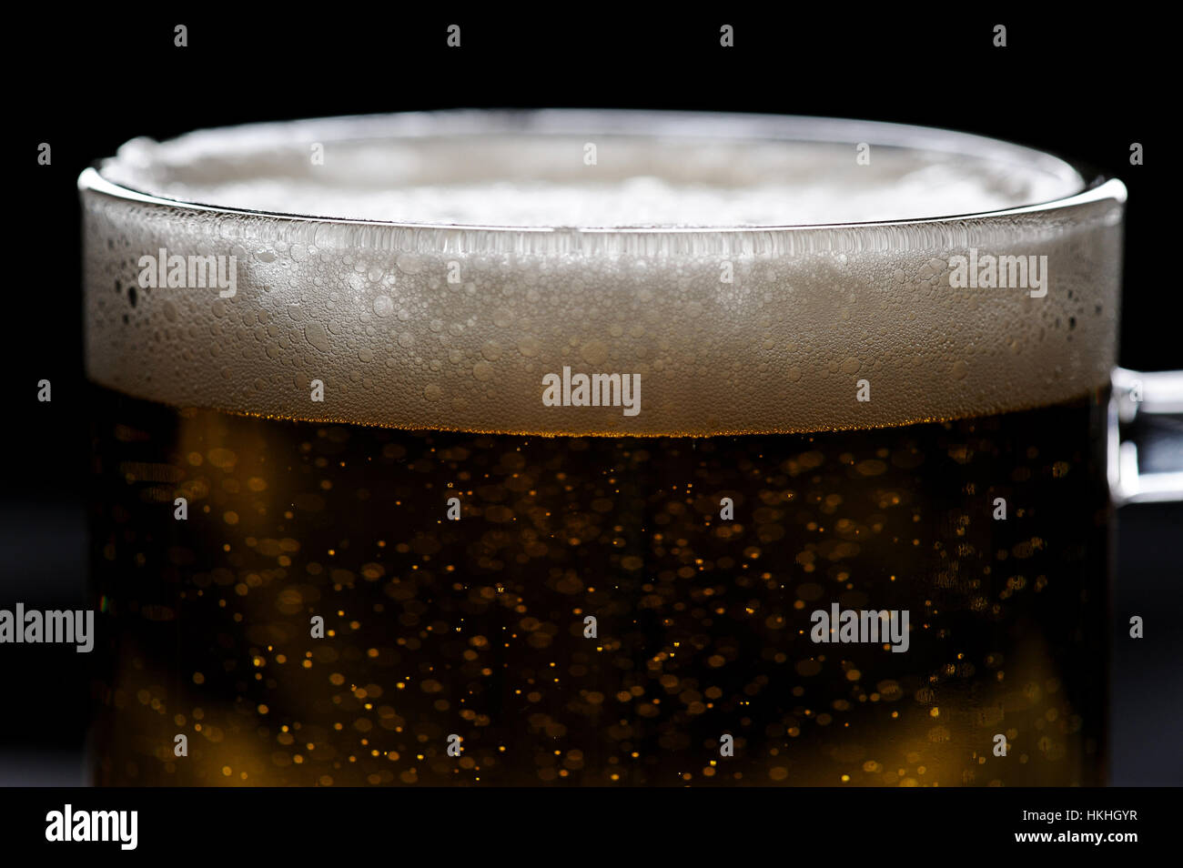 Close up de bulles de mousse sur la bière dans le verre Banque D'Images