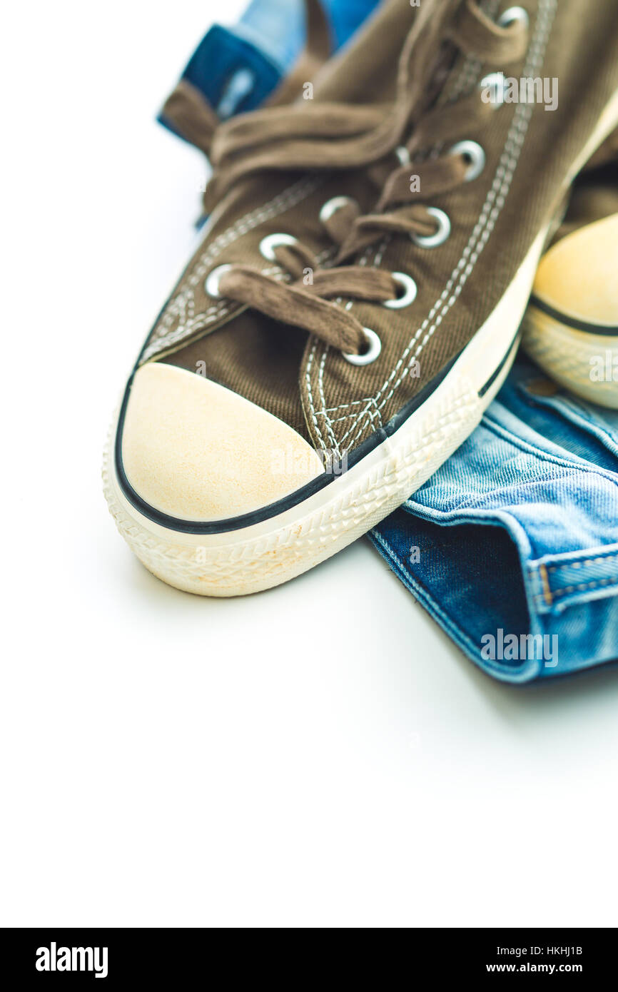 Blue-jeans et baskets vintage isolé sur fond blanc. Banque D'Images