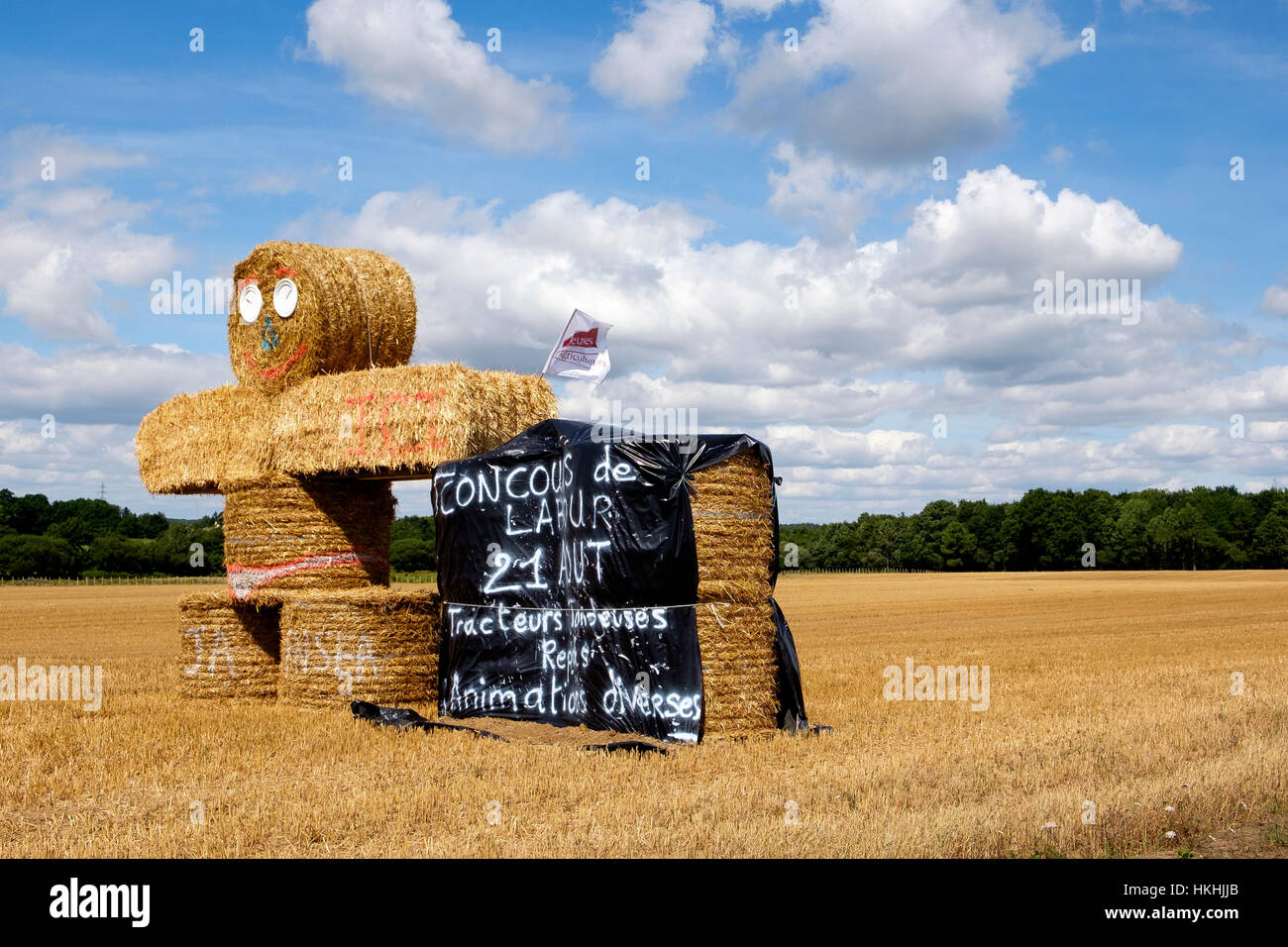 Une sculpture faite à partir de balles de foin pour promouvoir un prochain concours de jeunes agriculteurs du travail (Jeunes Agriculteurs), France Banque D'Images